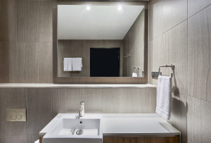 vibe-hotel-north-sydney-guest-room-king-bathroom-01-2017