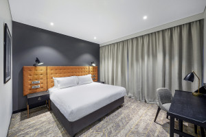 vibe-hotel-north-sydney-guest-room-king-bedroom-01-2017