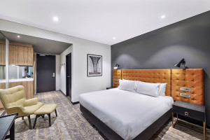 vibe-hotel-north-sydney-guest-room-king-bedroom-02-2017